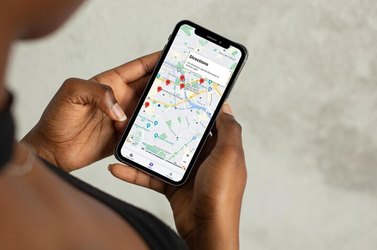 una persona que sostiene un teléfono celular con un mapa en él