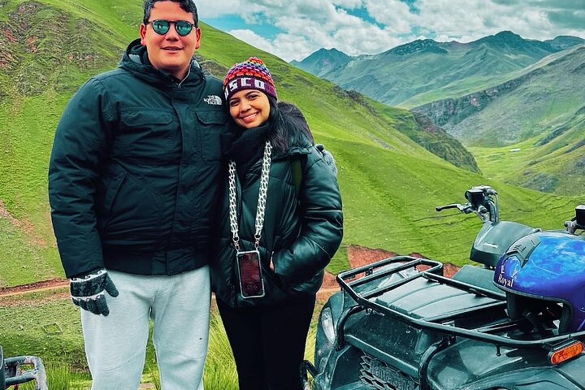 muž a žena stojící vedle motorky
