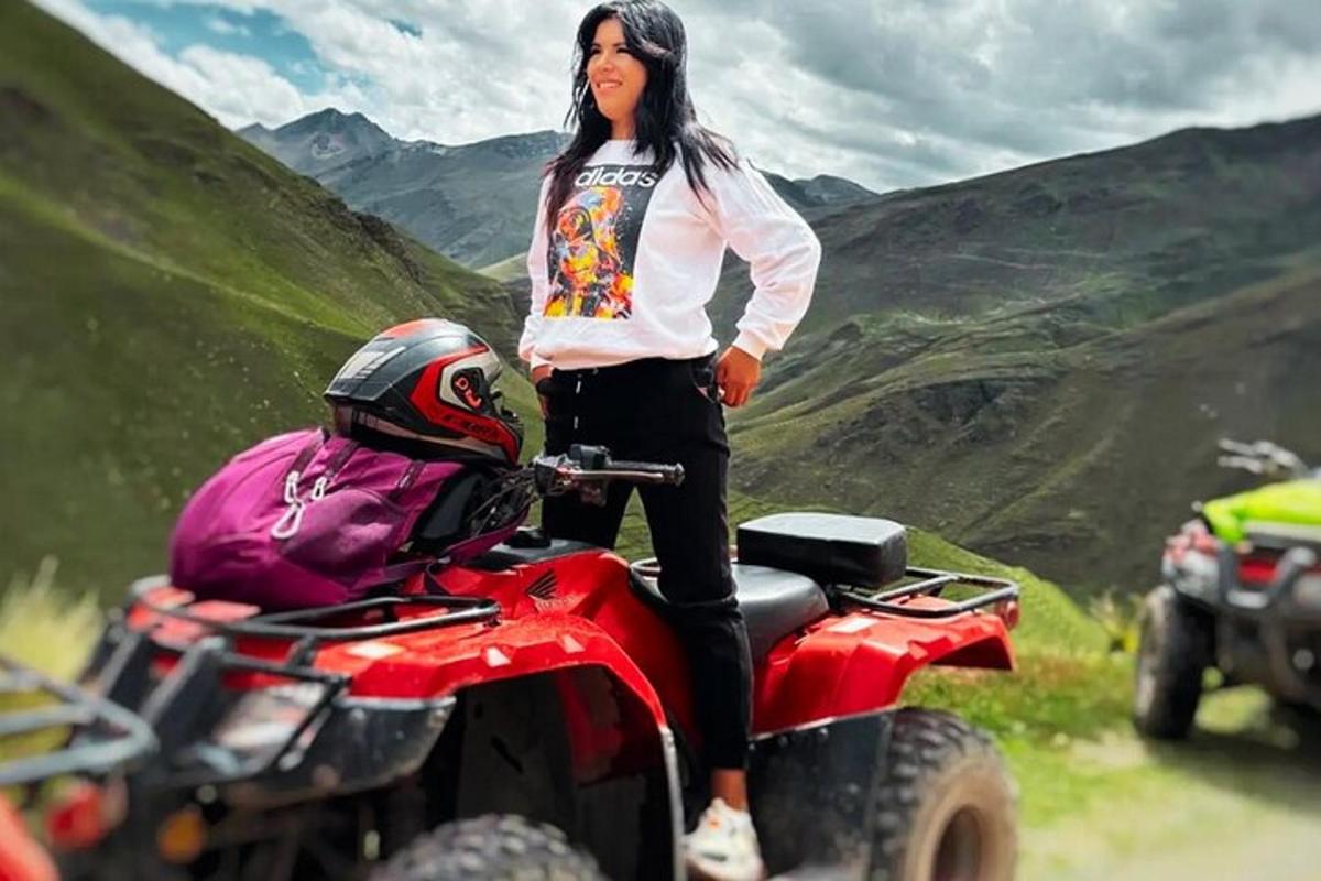 žena stojící na zadní straně čtyřkolky