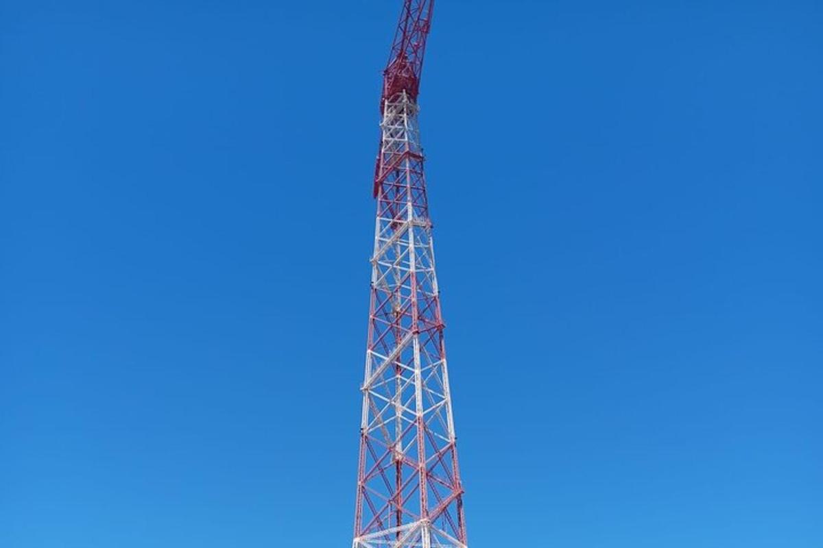 una torre contra un cel blau
