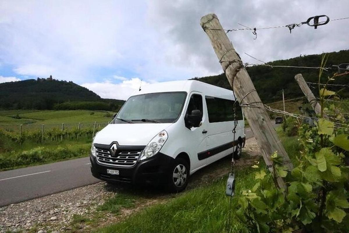 uma van branca estacionada na beira de uma estrada