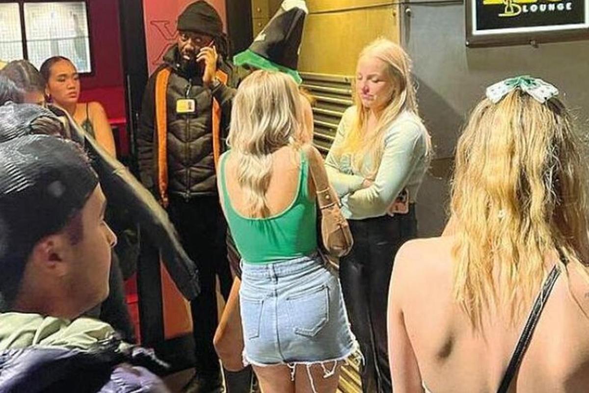 skupina ľudí stojacich v kaderníctve