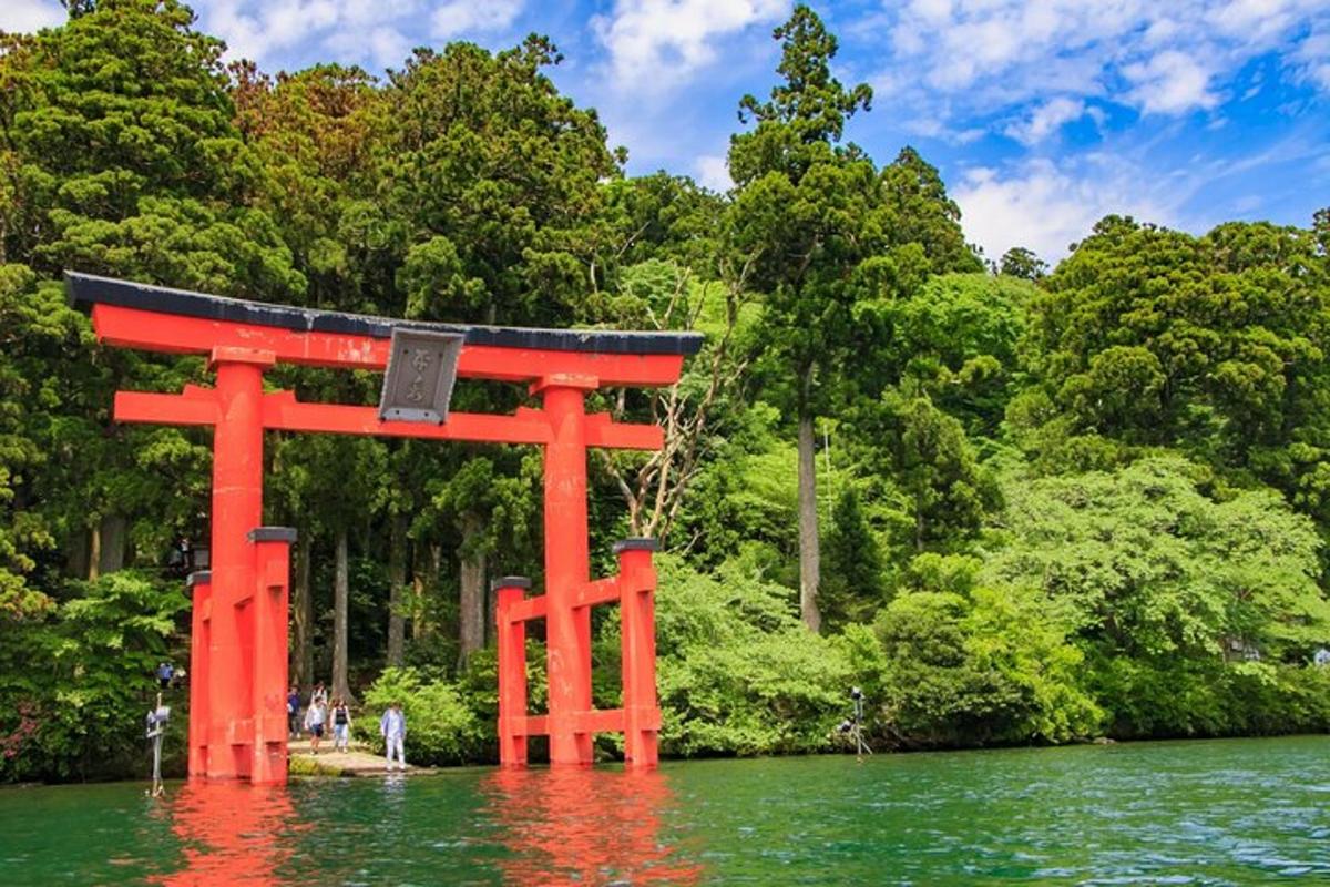 oranžová brána torii uprostřed vody