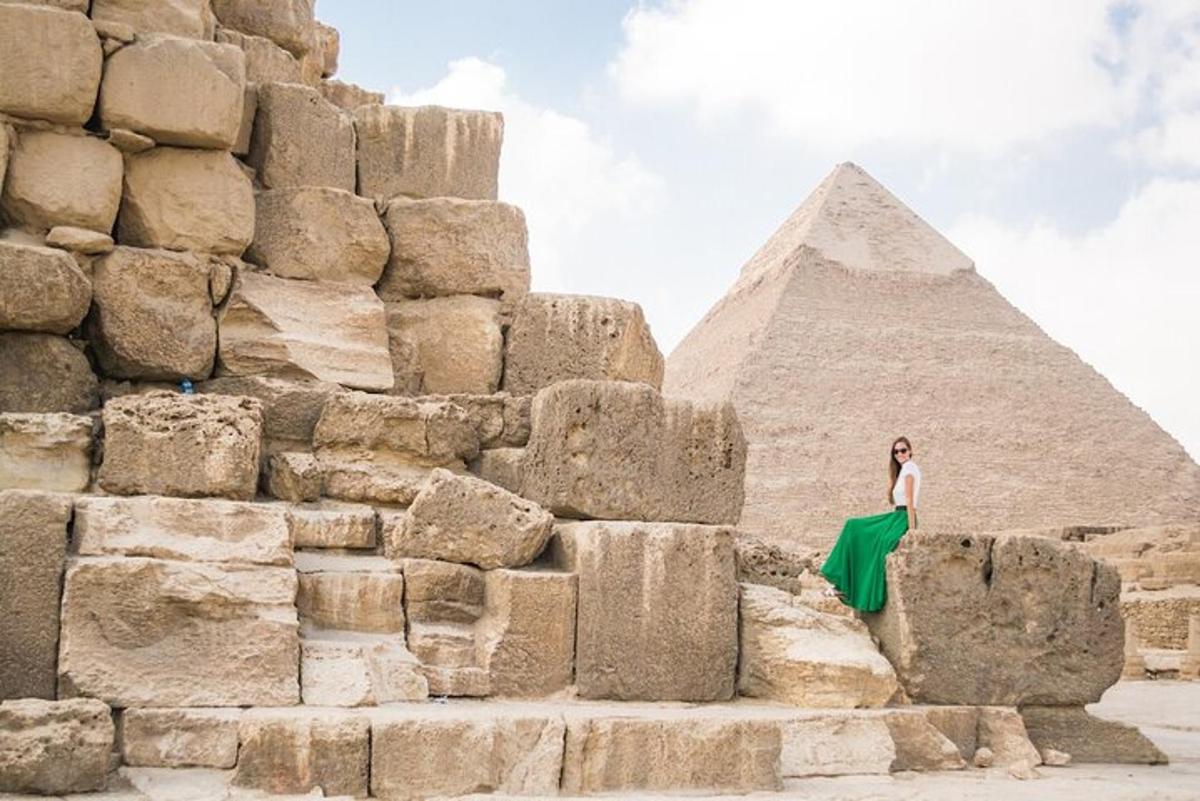 eine Frau steht auf den Stufen der Pyramiden