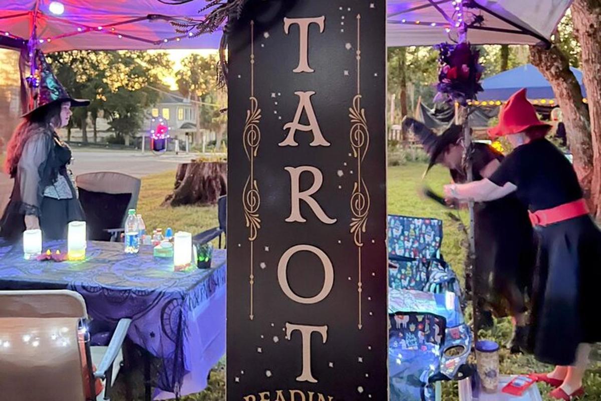 un tavolo con un cartello che dice "tarron" e una donna in piedi accanto ad esso