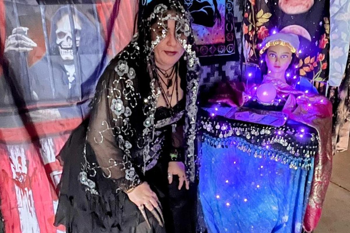 una donna vestita in costume con una bambola