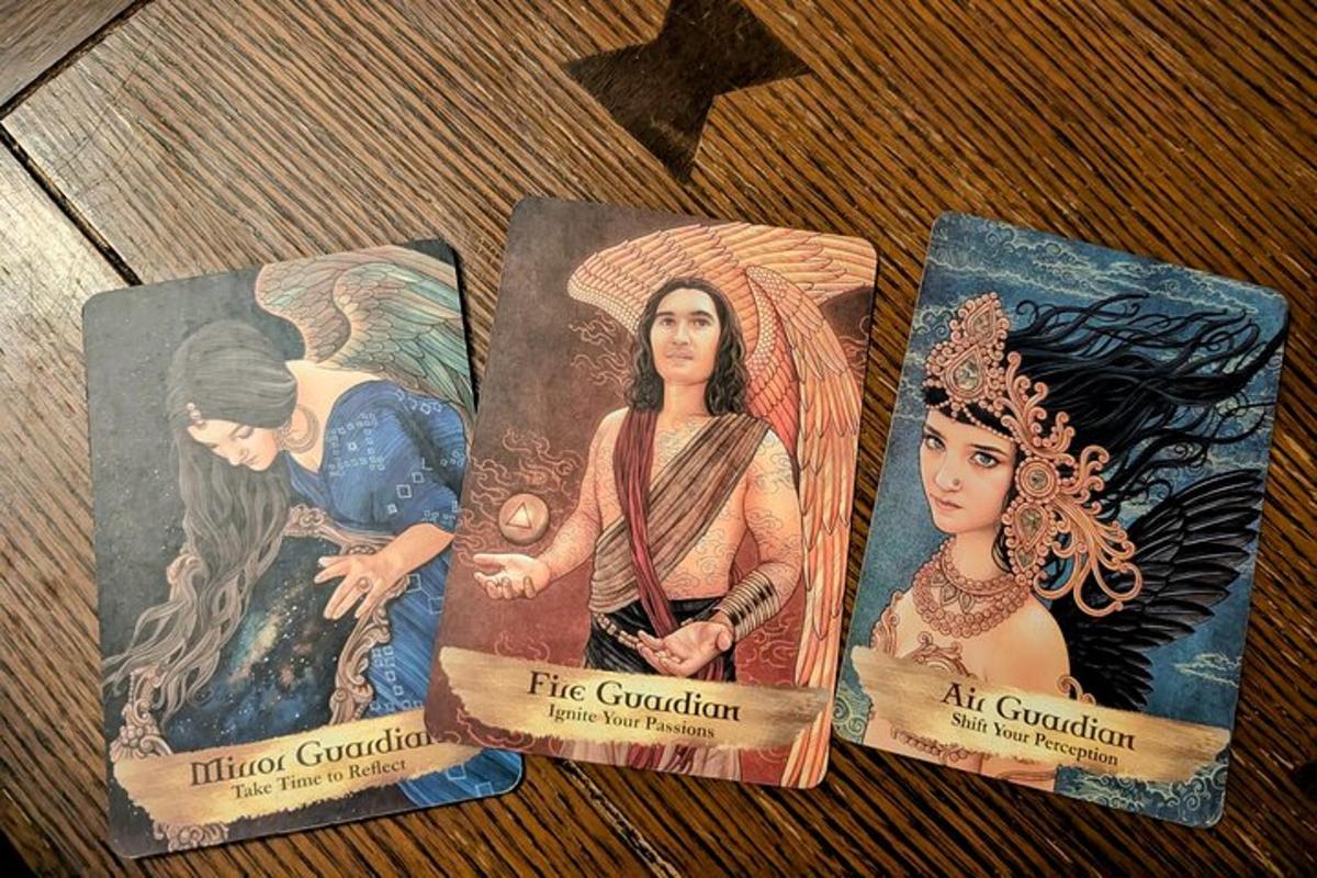 Tres cartas del tarot con imágenes sobre una mesa.