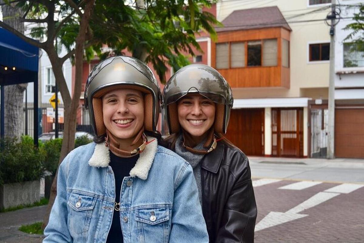 due giovani ragazze che indossano caschi in testa