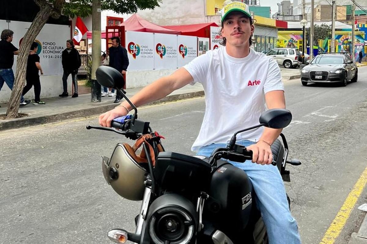 un uomo seduto su una motocicletta per strada