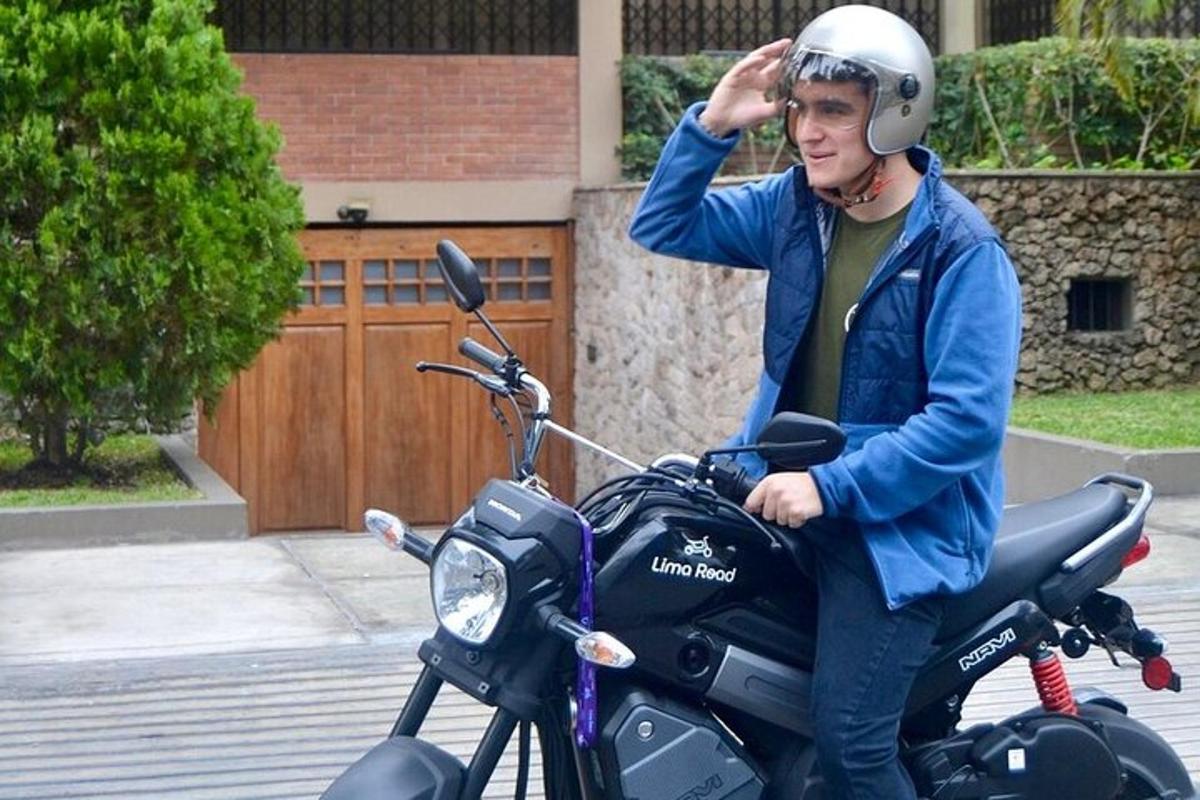 un uomo che indossa un casco seduto su una motocicletta