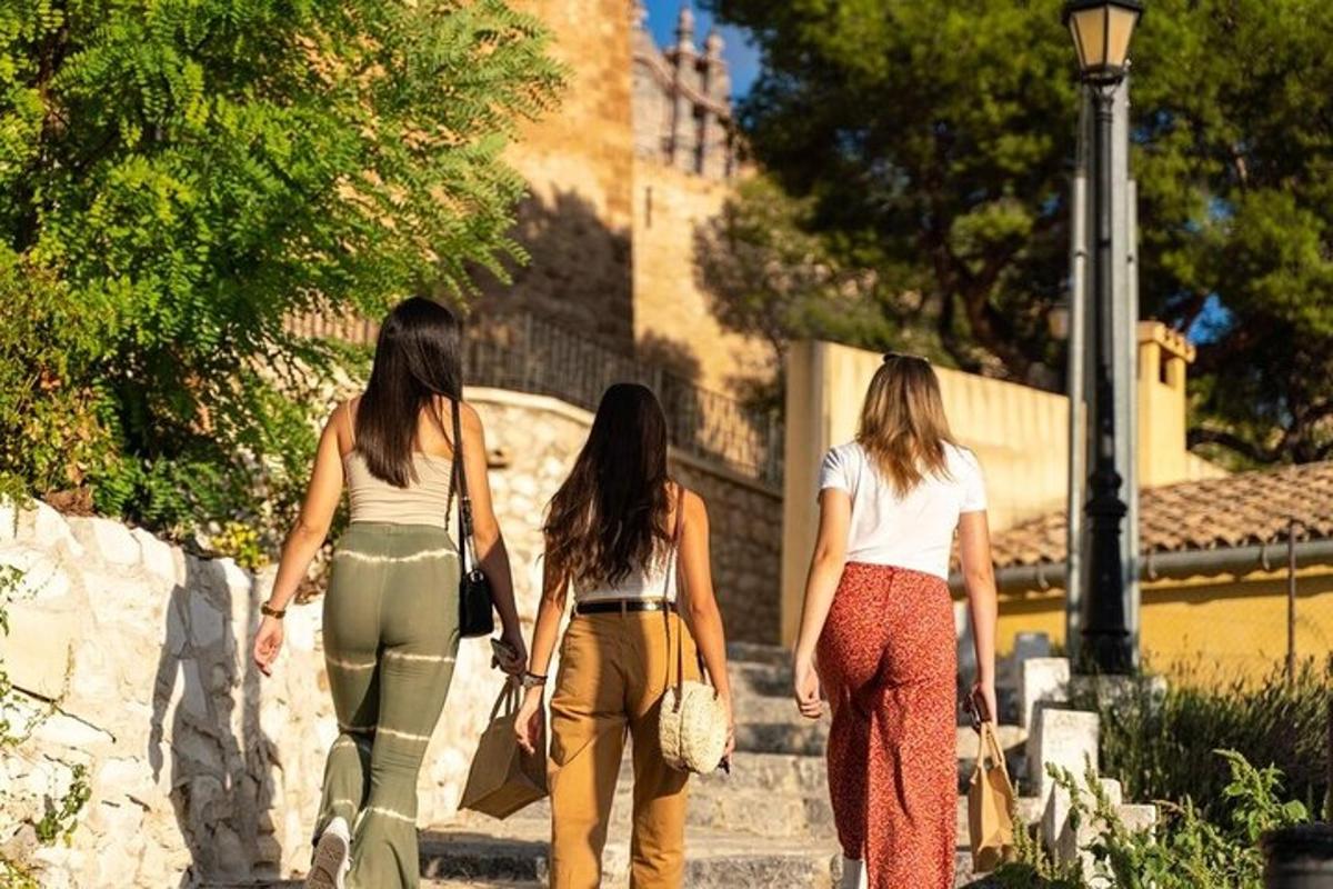 três mulheres descendo as escadas de um prédio