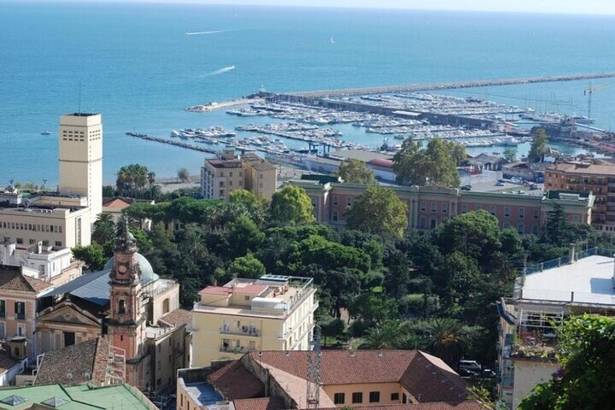 μια εναέρια άποψη μιας πόλης με λιμάνι