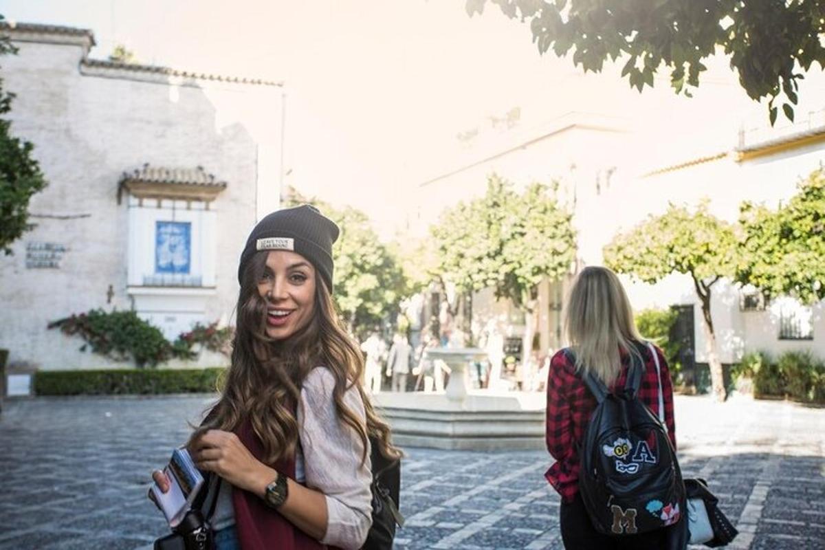 duas mulheres caminhando por uma rua