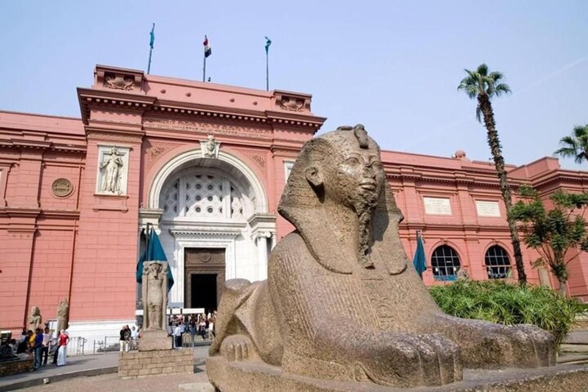 una statua di pietra davanti a un edificio
