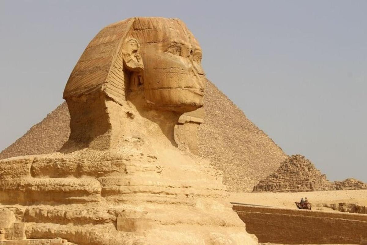 imej sphinx di hadapan piramid