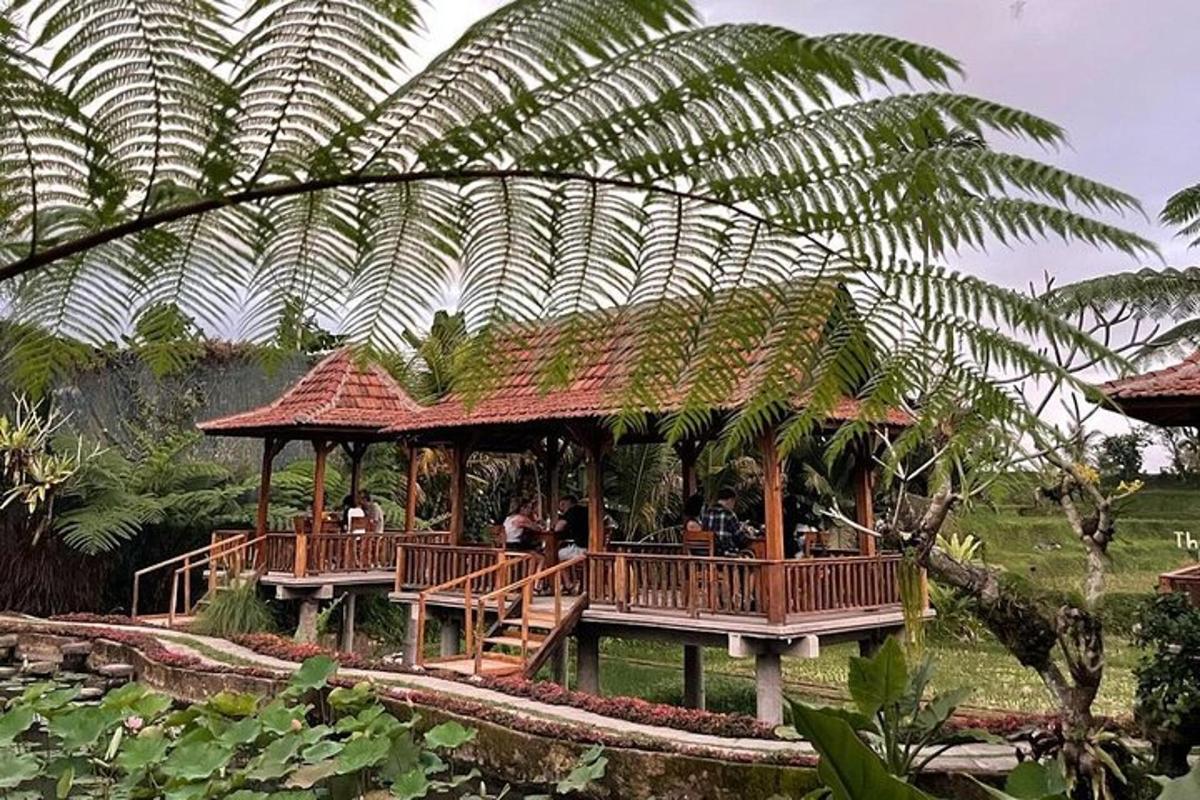 một ngôi nhà có sàn với nhiều người ở trên đó