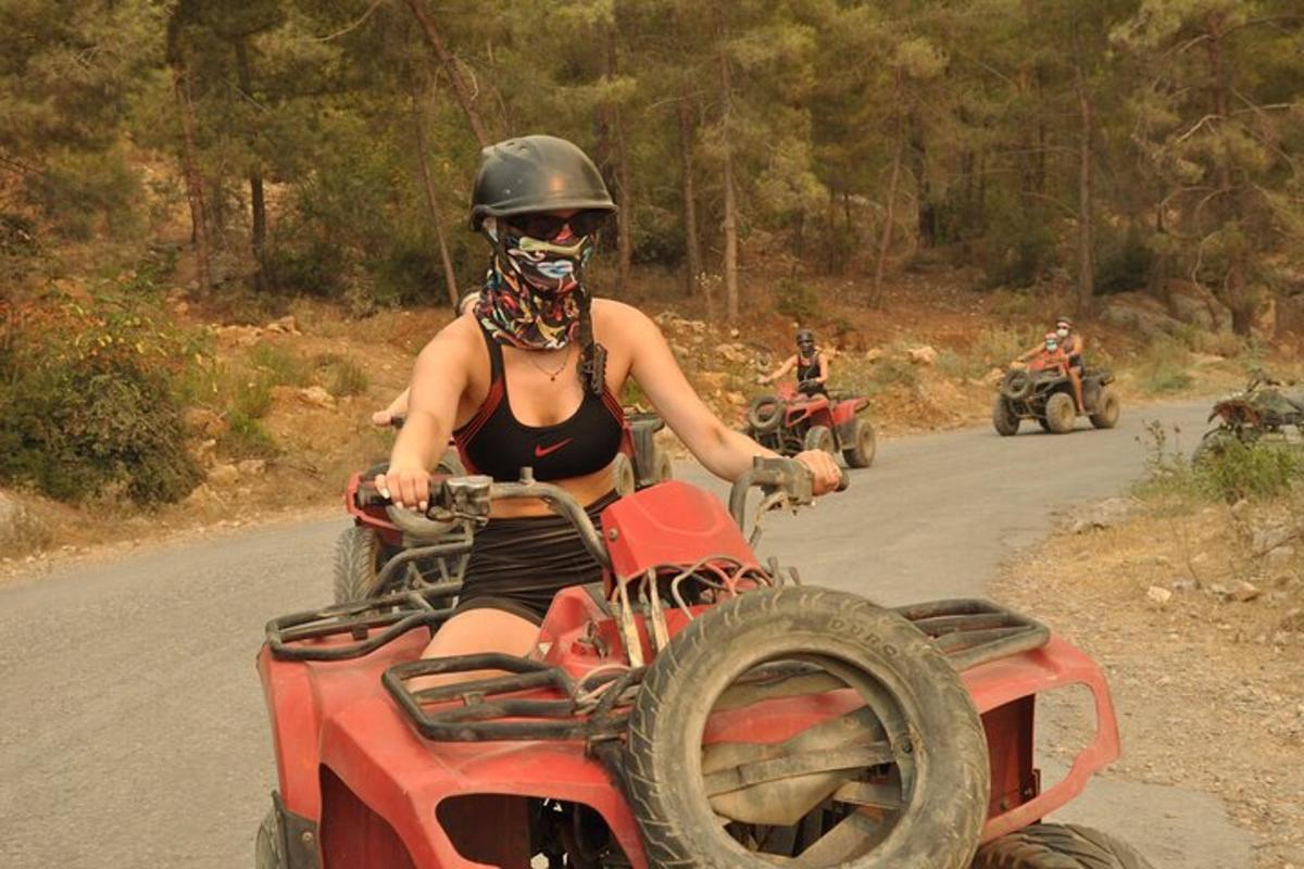 eine Frau, die mit einem Quad auf einer Straße fährt