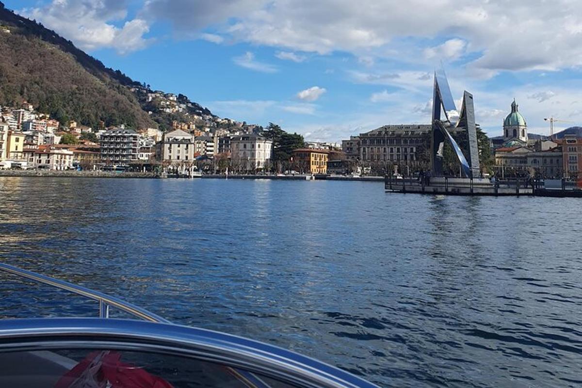 una barca su un fiume con una città e un ponte