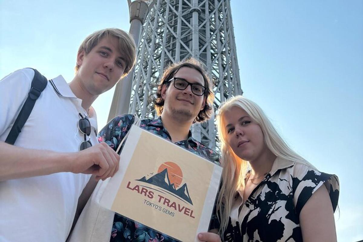 một nhóm người đang đứng trước tháp Eiffel