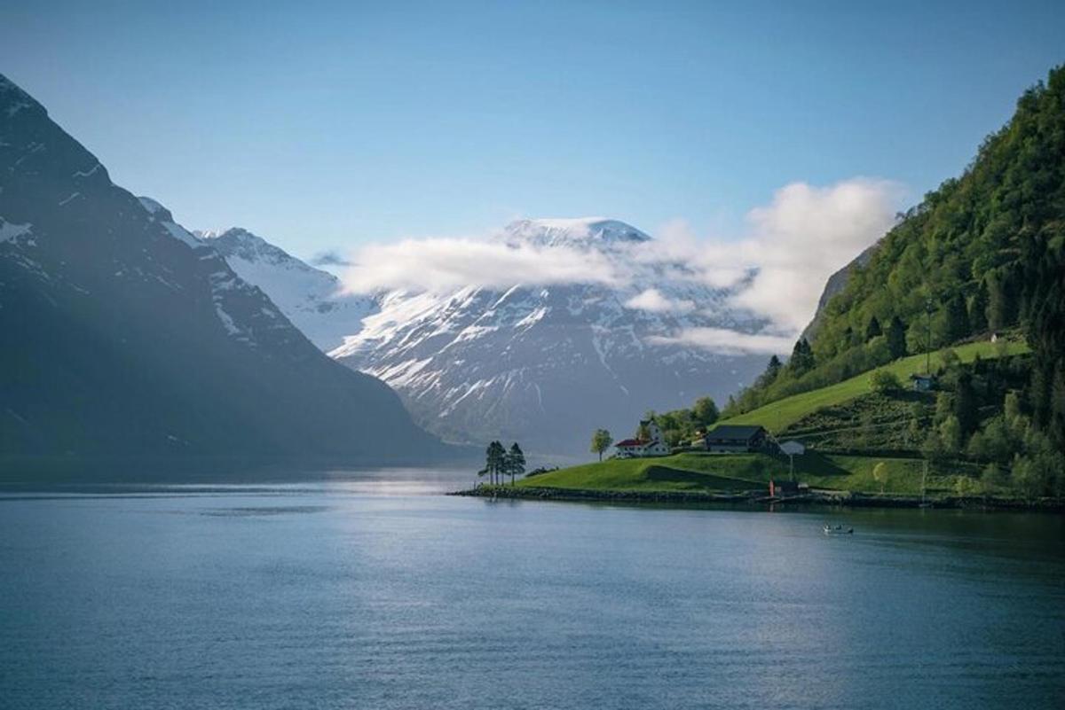stórt vatn með fjalli í bakgrunni