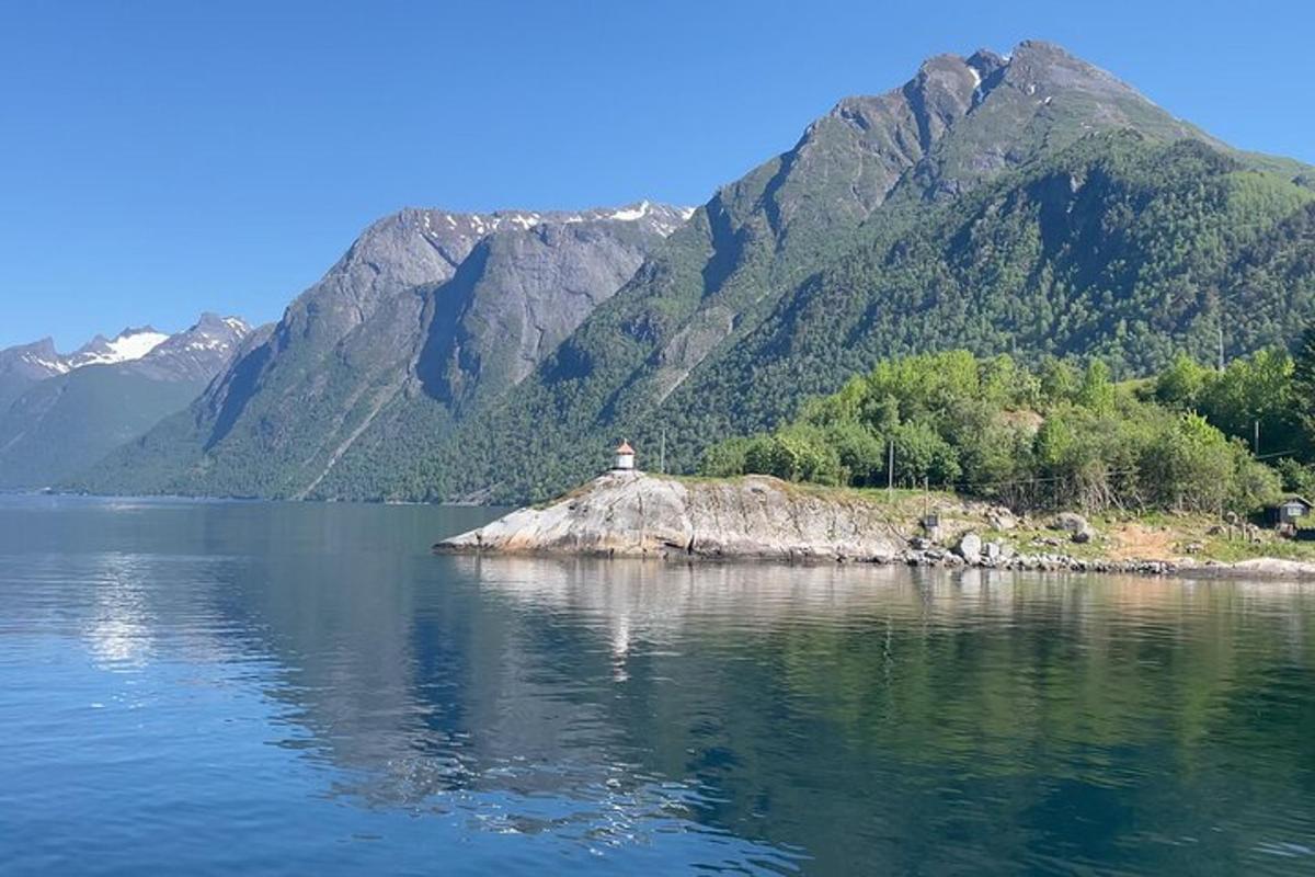 un faro en una isla en medio de un lago