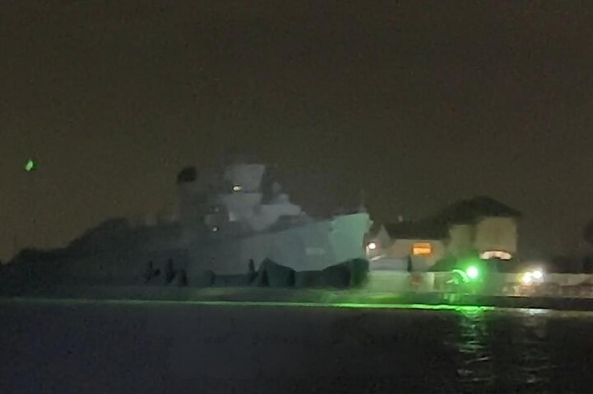 ein großes Boot im Wasser bei Nacht