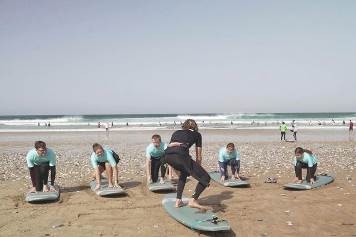 um grupo de pessoas em pranchas de surfe na praia