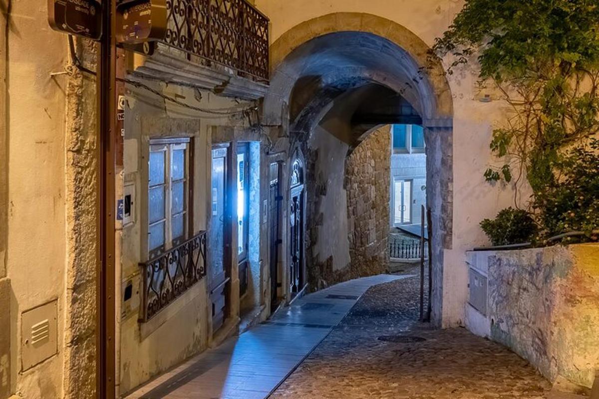 eine Gasse in einem alten Gebäude mit einem Torbogen