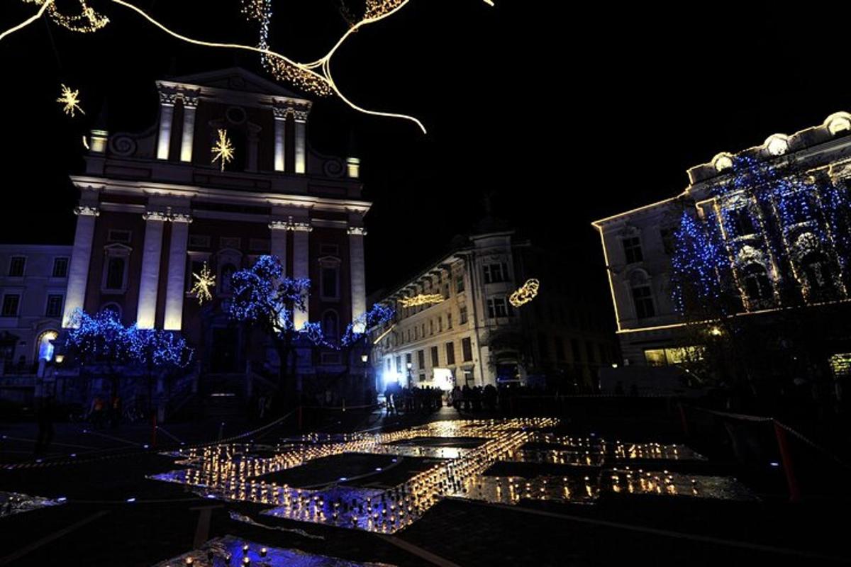 ein Gebäude mit einem Glockenturm mit Weihnachtsbeleuchtung