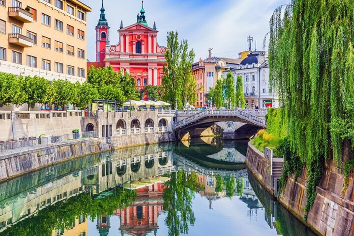 eine Brücke über einen Fluss in einer Stadt mit Gebäuden