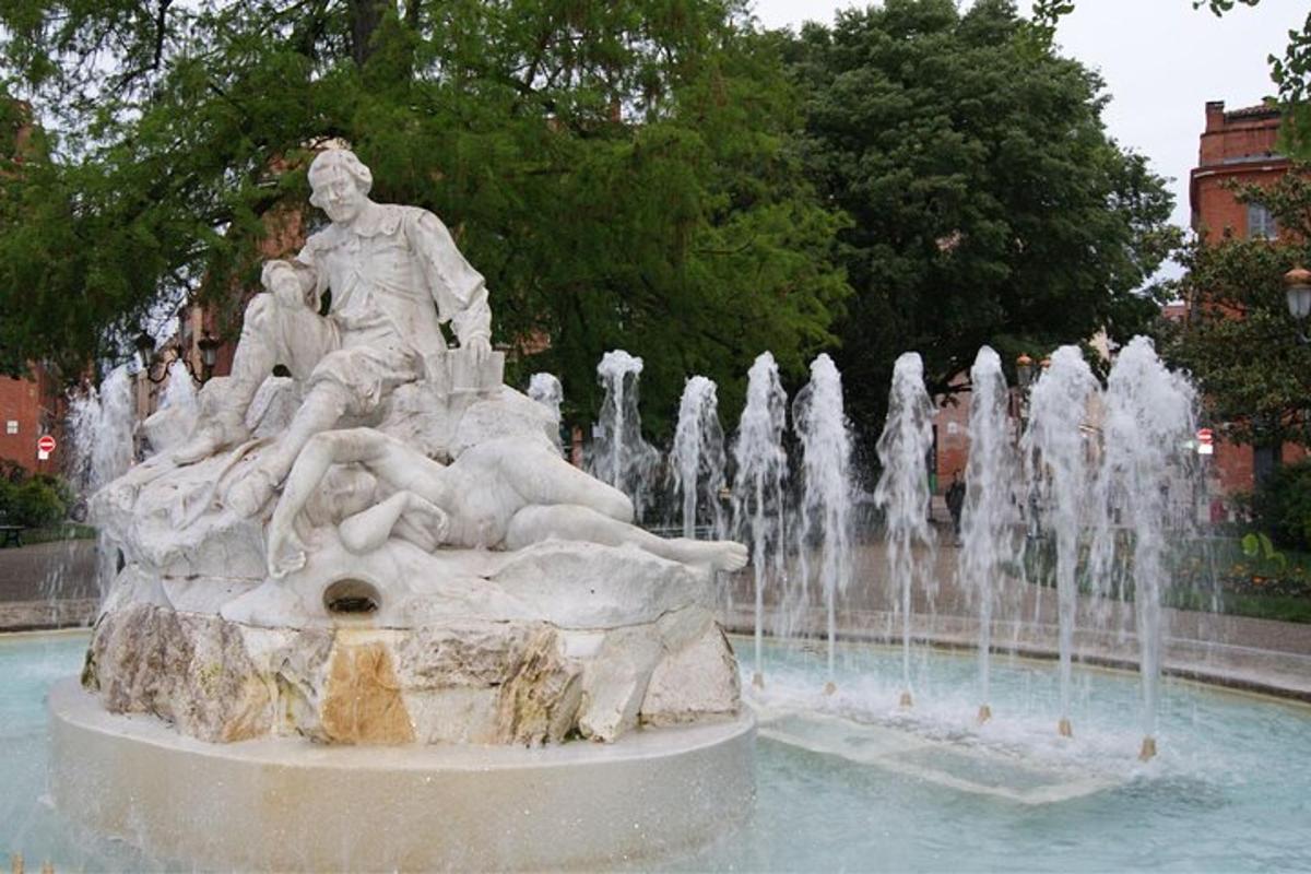 une fontaine avec une statue d'un homme et d'une femme