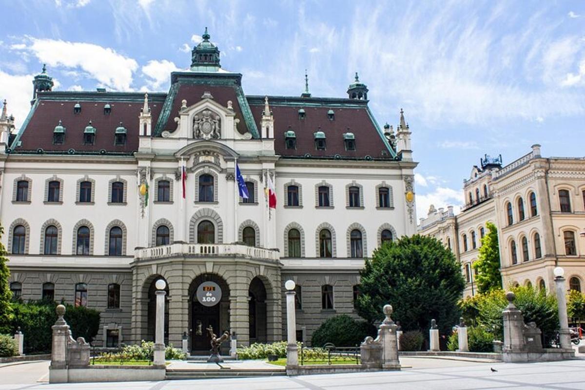 ein großes weißes Gebäude mit einer Uhr darauf