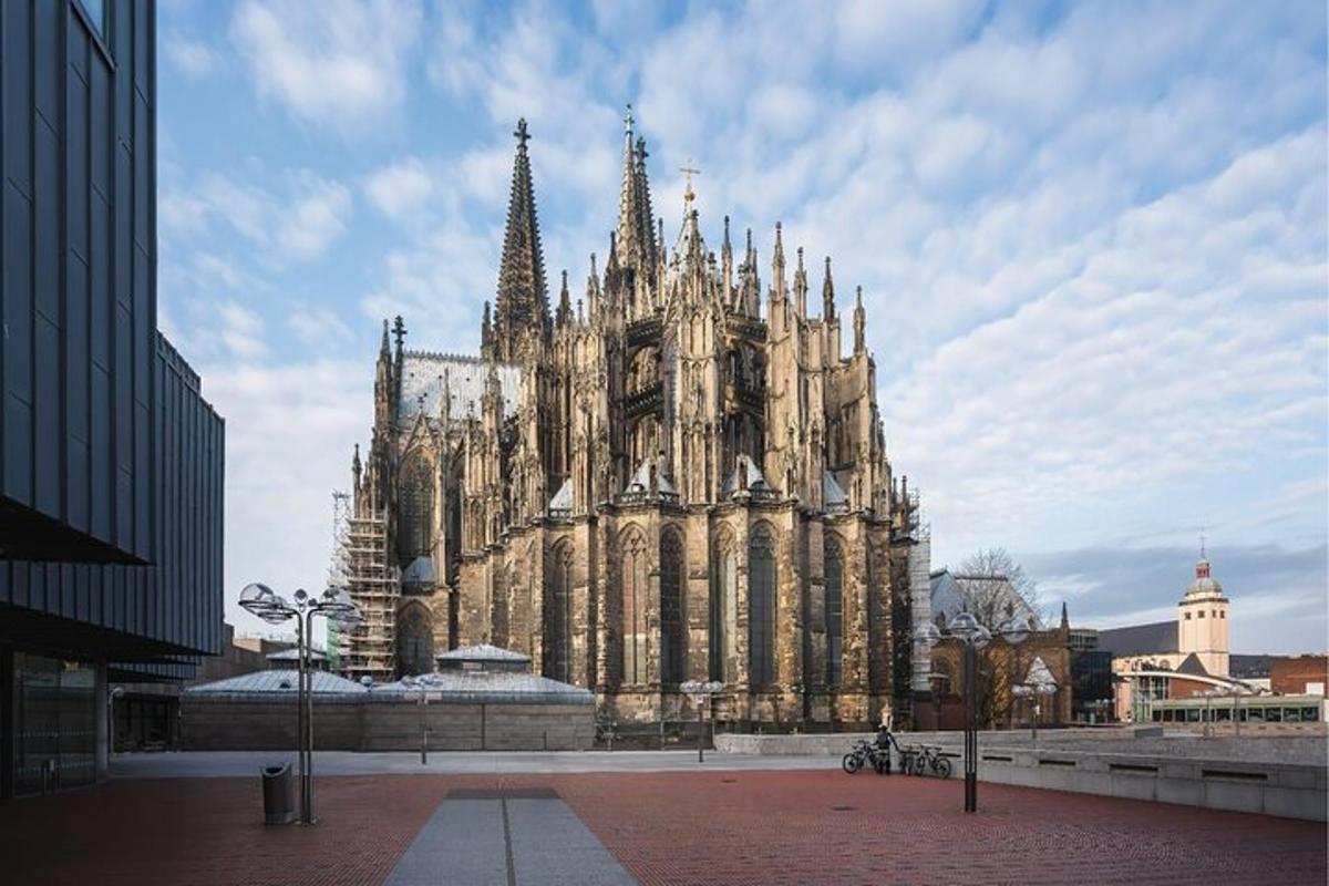 un gran edifici catedralici amb una torre del rellotge