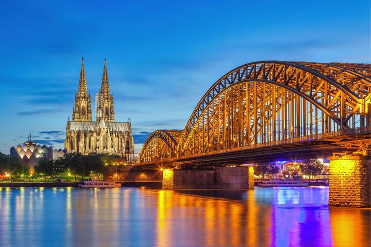 un pont sobre un riu amb una catedral al fons