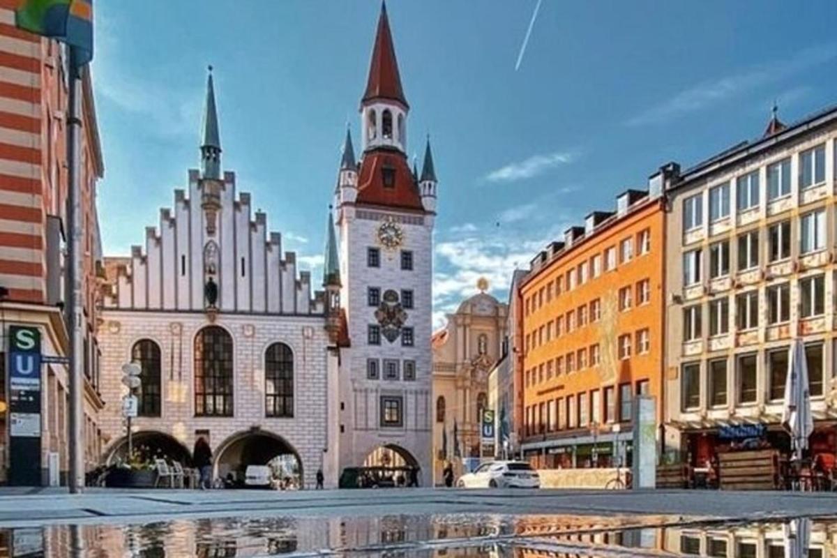 una strada cittadina con edifici e una torre dell'orologio