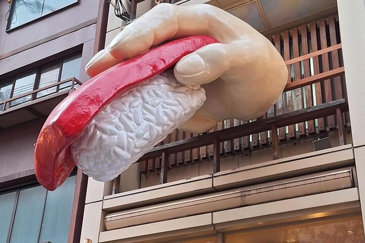 stór stytta af hendi sem heldur á pylsu