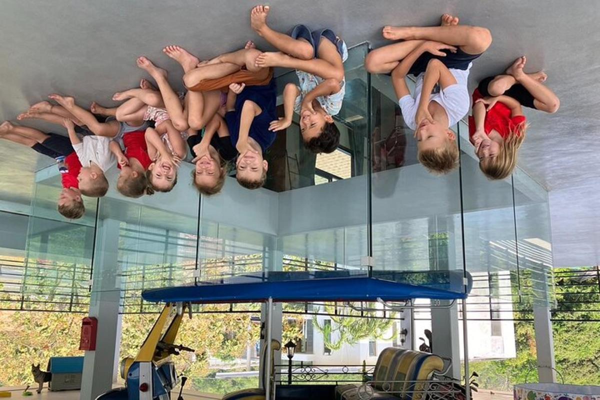 un grup d'homes fent trucs en un trampolí