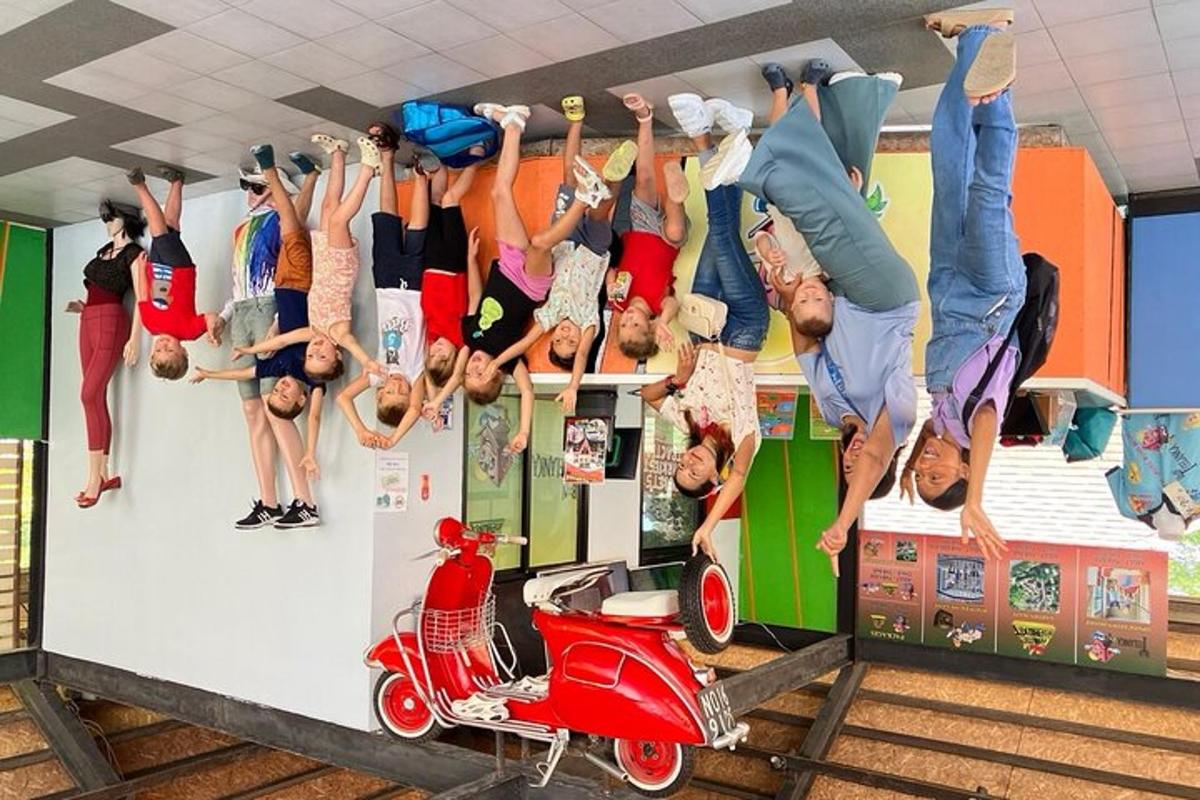 un grup de persones fent un truc a la paret
