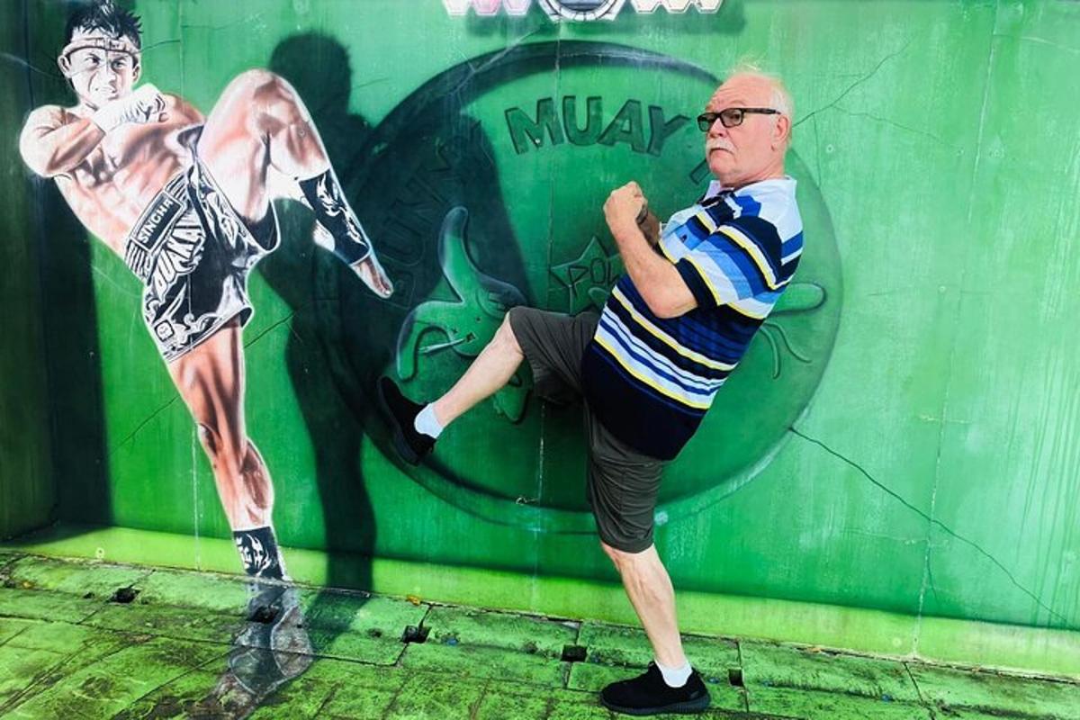 un bărbat care stă în fața unui perete cu un tablou