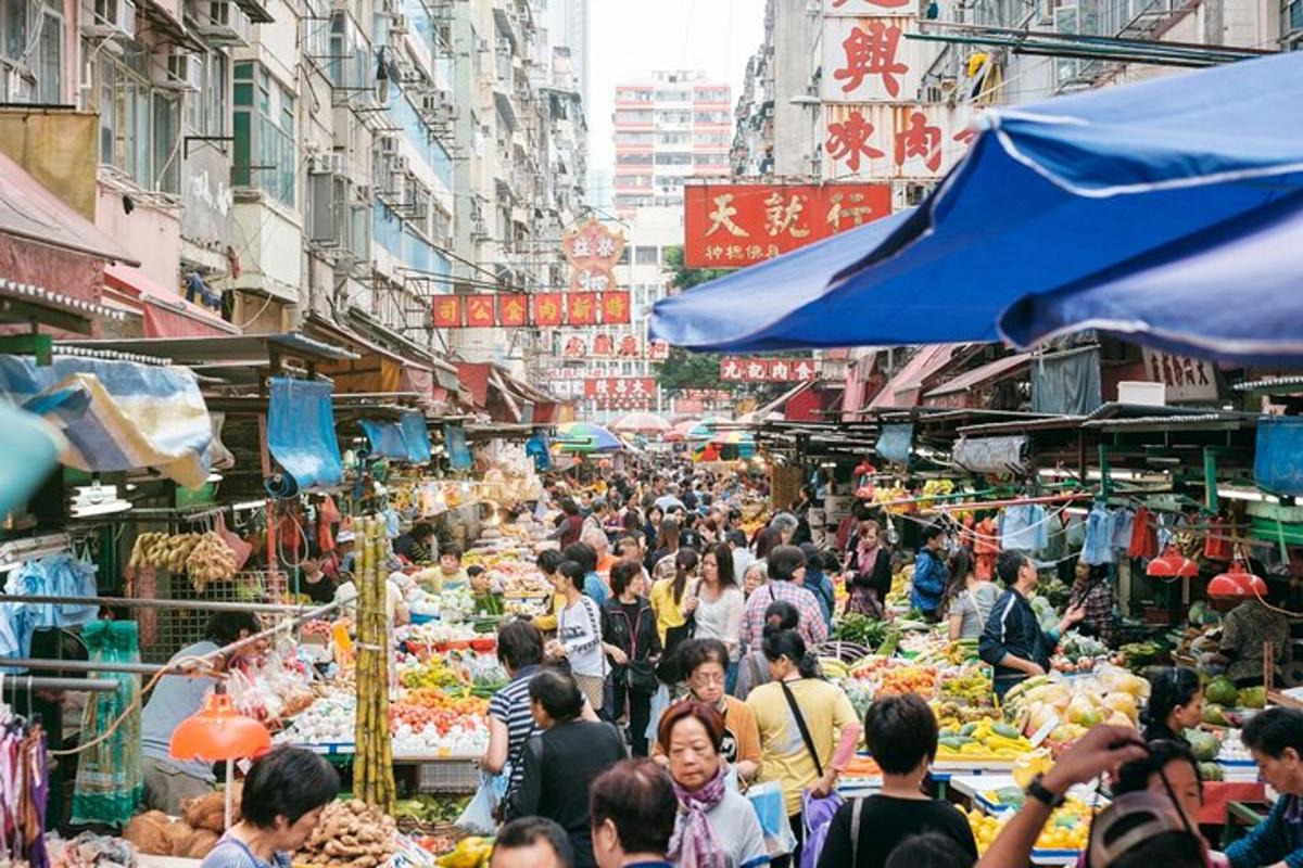una multitud de personas caminando por un mercado lleno de gente