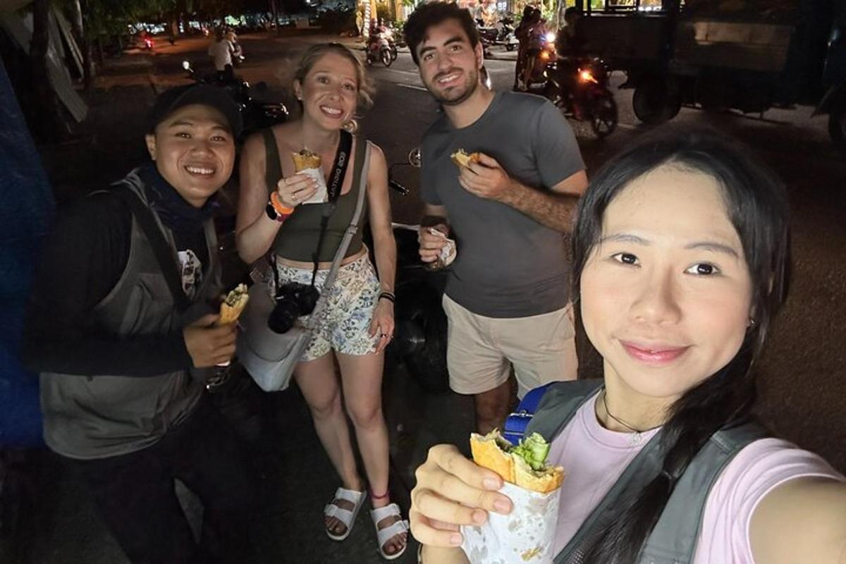 길거리에서 음식을 먹는 사람들