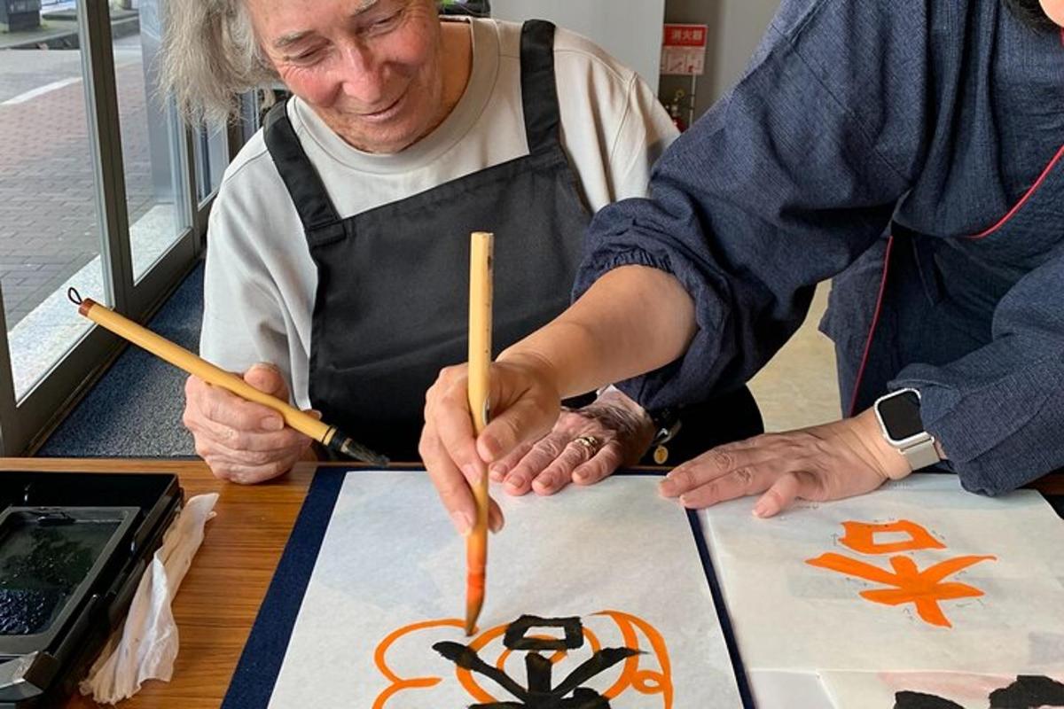 una dona gran fent una pintura sobre una taula