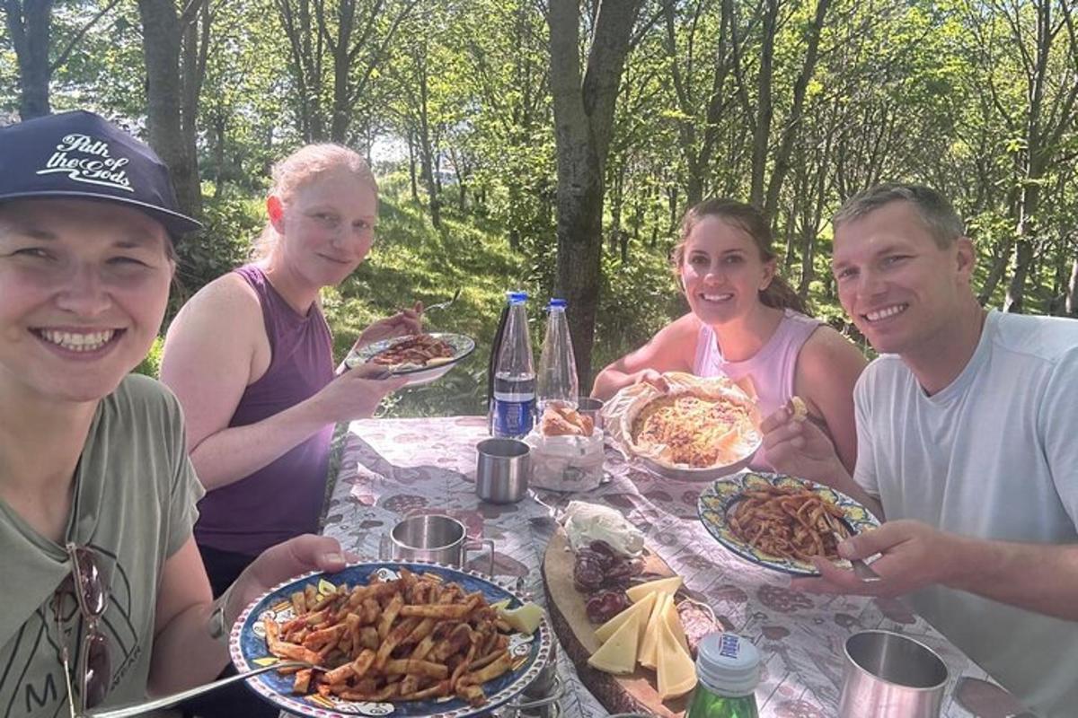 um grupo de pessoas sentadas à mesa com comida