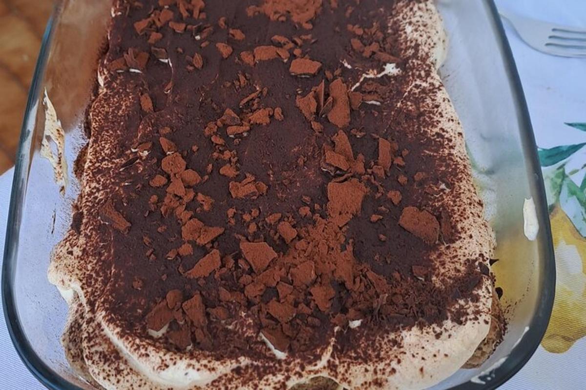 egy csokoládétorta egy üvegtálban az asztalon