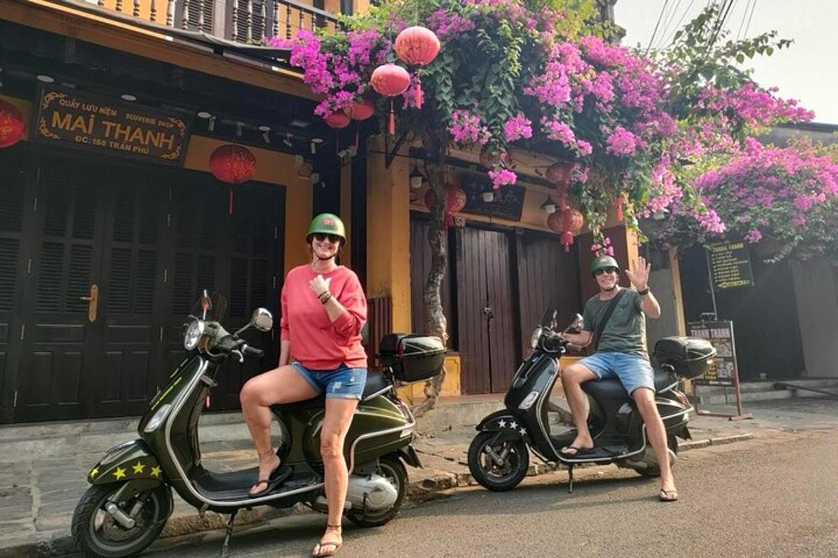 Dos hombres están sentados en patinetes en una calle.