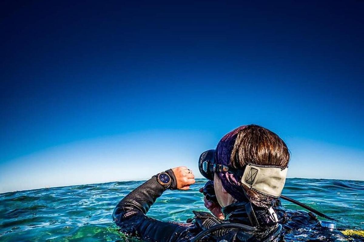 una persona in acqua che indossa una maschera da sub