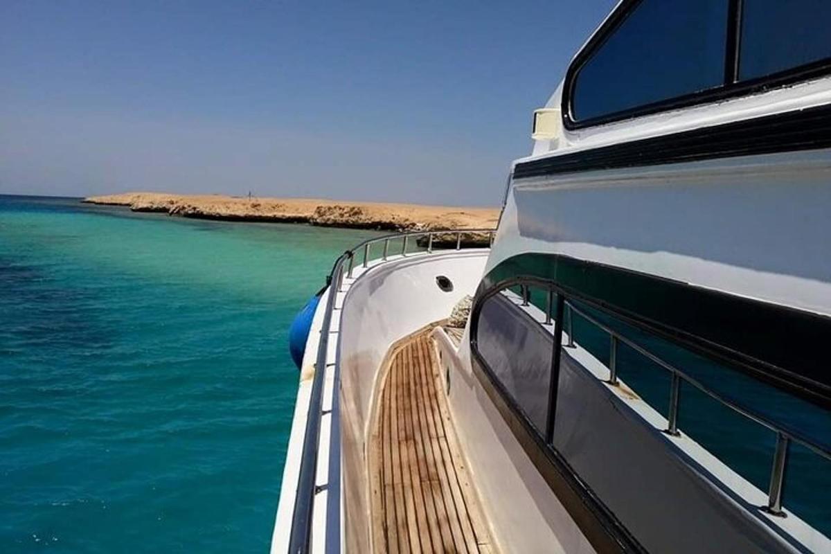 una nave da crociera che guarda l'acqua