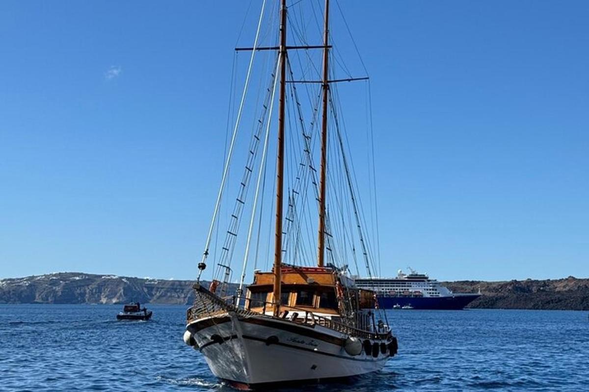 Un barco en el agua con un crucero al fondo