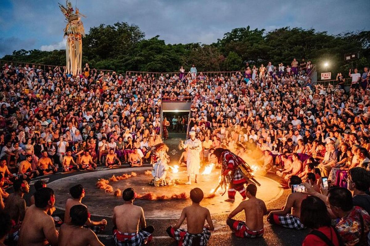 o mulțime mare de oameni care urmăresc un spectacol de circ