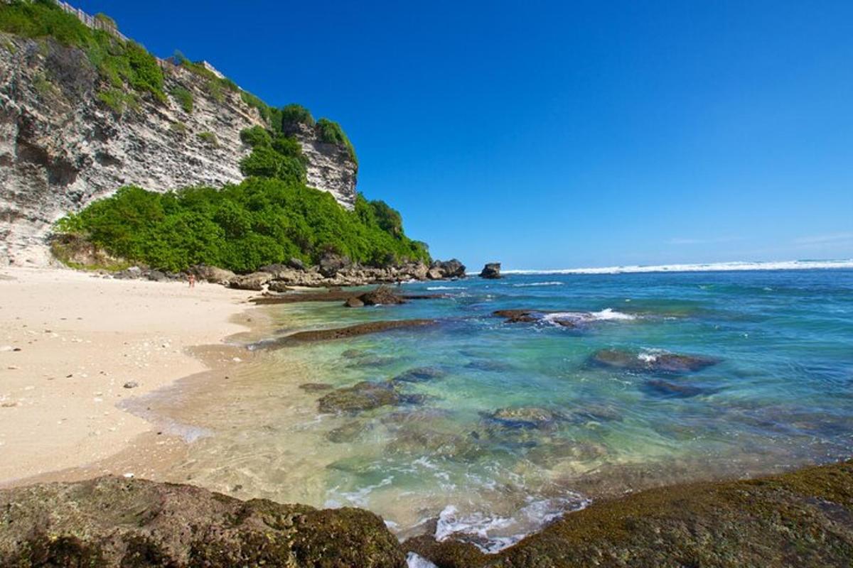 egy sziklás strand és az óceán egy tiszta napon